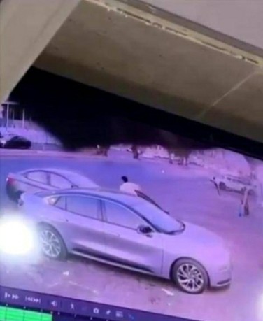 شاهد.. مواطن سعودي ينقذ طفلة تحركت بها السيارة بعد أن تركتها والدتها قيد التشغيل ونزلت لأحد المحلات في السعوديه
