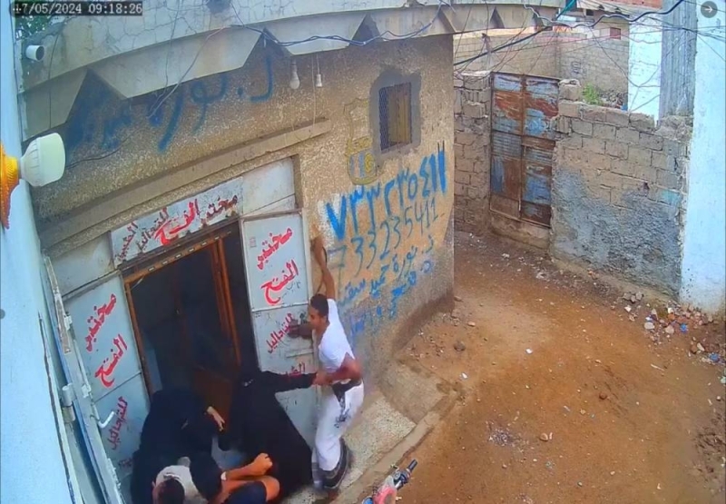 شاهد: امرأة يمنية تستدعي أبنائها لضرب ممرضة داخل مختبر طبي في الحديدة