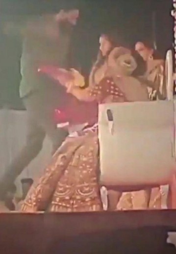 شاهد.. معلم هندي يعتدي بالضرب على عريس صديقته خلال حفل الزفاف لسبب غريب