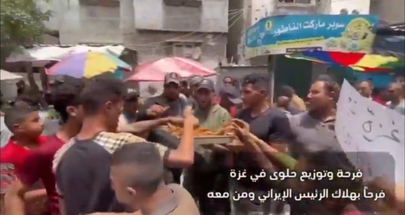 شاهد.. أهالي غزة يوزعون الحلوى في الشوارع بعد مقتل الرئيس الإيراني ومرافقيه