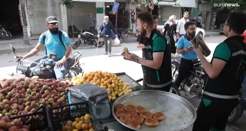 تحلاية فرحاً بمقتل الطاغية.. شاهد.. أهالي إدلب يوزعون الحلوى في الشوارع بعد مقتل الرئيس الإيراني 