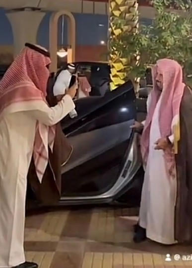شاهد: داعية سعودي شهير يحضر مناسبة وينزل من سيارة رياضية فارهة ويثير الجدل