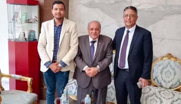 معلم مصري يخصص شقة فاخرة لطلابه اليمنيين القادمين الى مصر