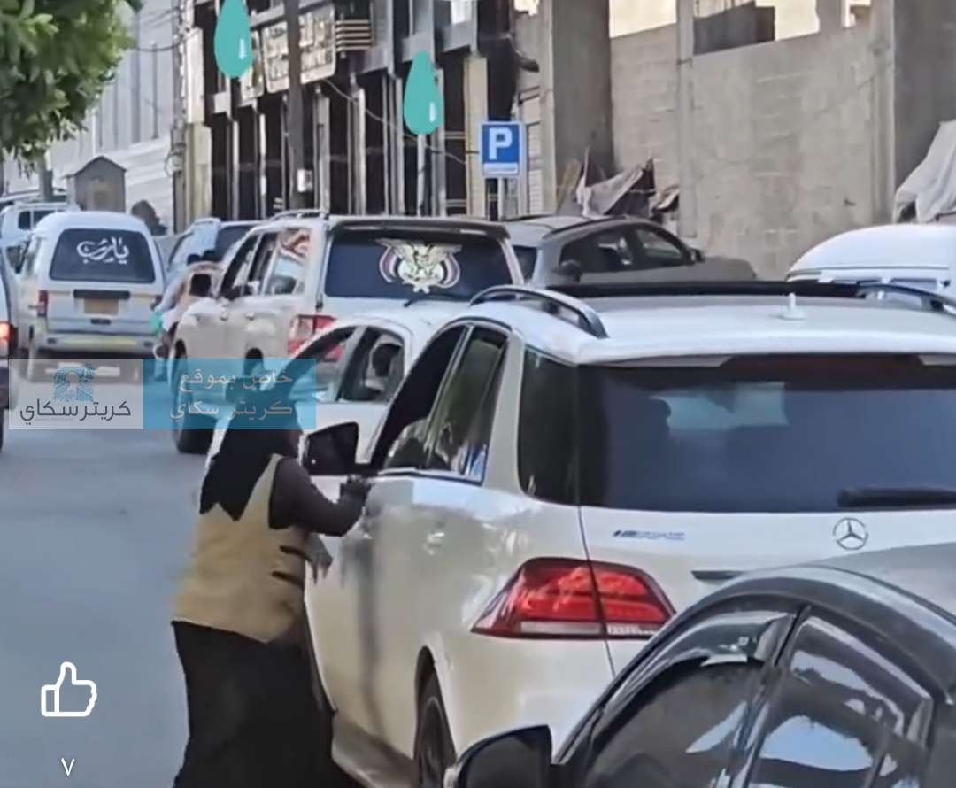 امراة تثير الرعب في صنعاء عقب قيامها برمي نفسها فوق السيارات(صور)
