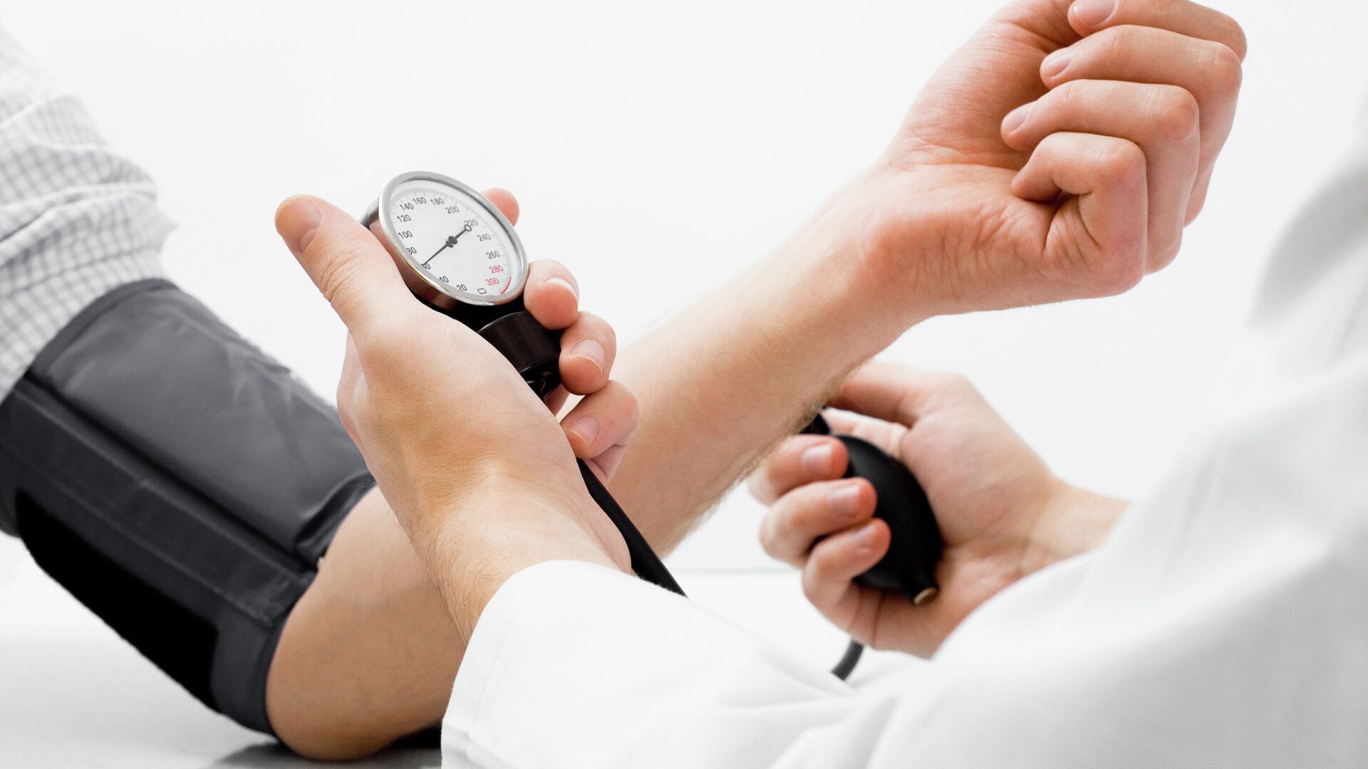 طبيب سعودي يكشف عن 4 أسباب لارتفاع ضغط الدم حتى مع تناول العلاج