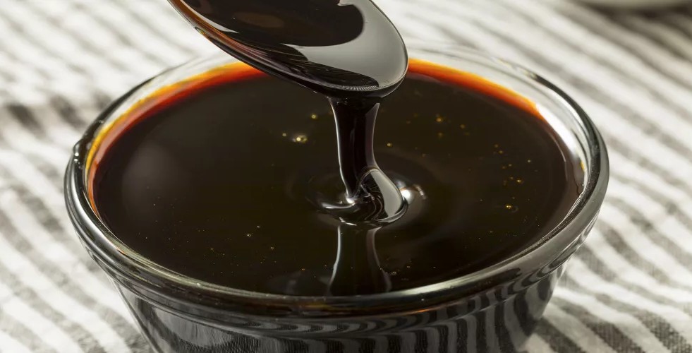 طبيب سعودي يكشف عن فوائد العسل الأسود.. ويوضح الفئة الممنوعة من تناوله