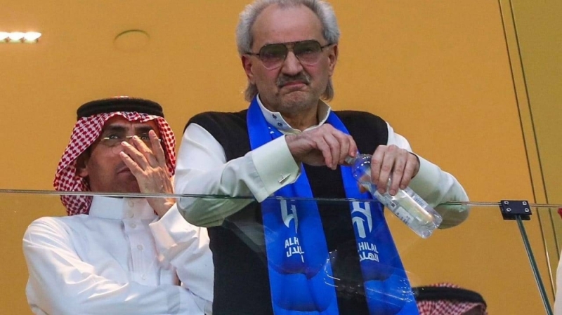 شاهد.. صورة تظهر حزن الأمير الوليد بن طلال بعد خروج ‎الهلال من بطولة آسيا أمام العين