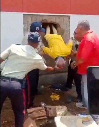 بالفيديو: سجناء في فنزويلاً حفروا نفقاً لمدة سنة ونصف.. وعند الوصول لفتحة الهروب كانت المفاجأة!