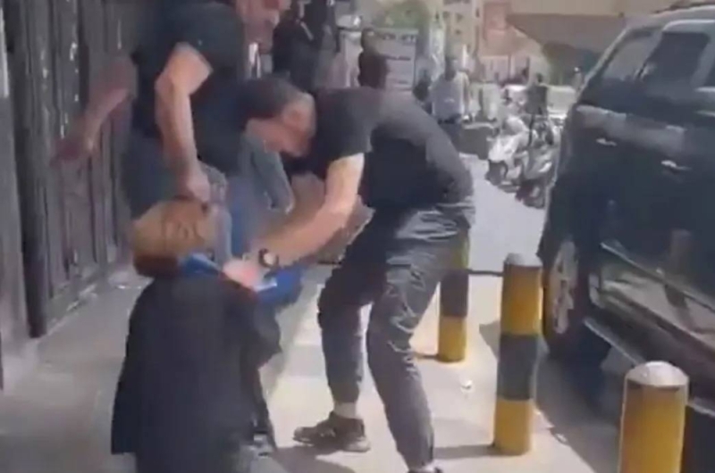شاهد.. لبناني يعتدي على محامية زوجته بالضرب أمام المحكمة في بيروت