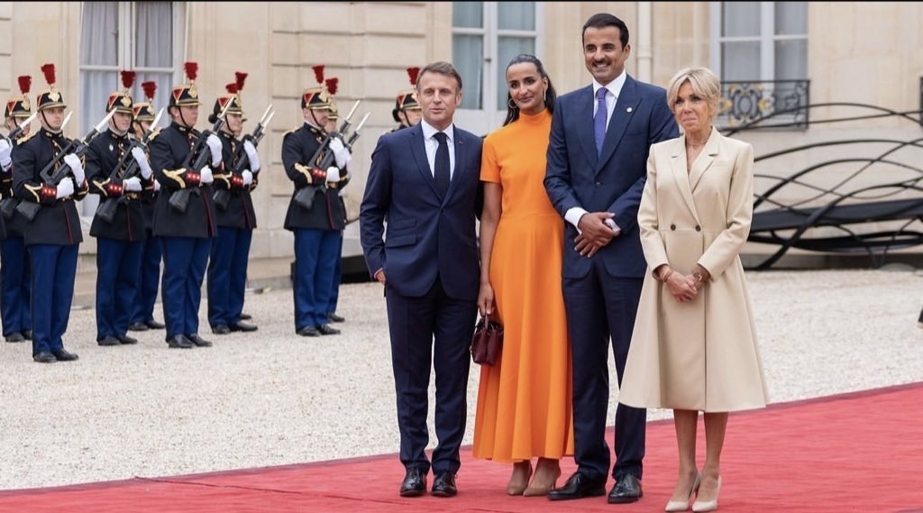 شاهد.. أمير قطر الشيخ « تميم بن حمد» وشقيقته في حفل افتتاح أولمبياد باريس 2024
