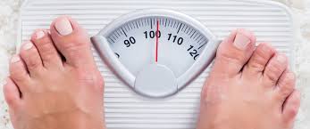 طبيب يكشف 3 خطوات لخسارة الوزن أثناء النوم ويحذر من خطأ شائع عند الاستيقاظ!