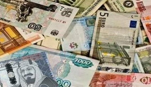 العملات العربية تواصل تراجعها بمستهل تعاملات الأسبوع