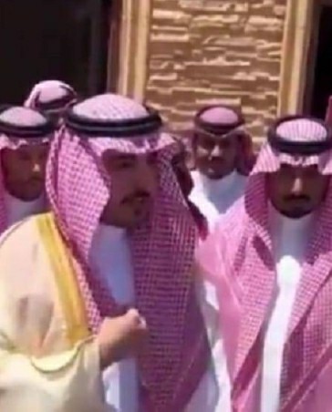 شاهد.. ردة فعل أمير سعودي بعدما عرض عليه مواطن استضافته في منزله