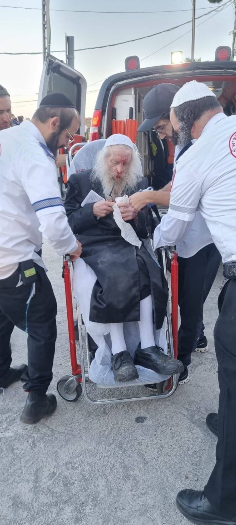 شاهد: شرطي إسرائيلي يدفع رجل دين يهودي بقوة ويسقطه على وجهه أثناء فض تظاهرة في الجليل