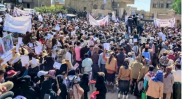 محامي يستفز الملايين بتعز (صور)