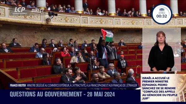 البرلمان الفرنسي يرفع علم فلسطين وسط تصفيق وتضامن كبير ورئيسة البرلمان تفقد أعصابها وتُعطل الجلسة