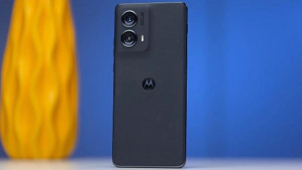موتورولا تطرح هاتف Motorola Edge (2025) مع هدايا مجانية بقيمة 400 دولار