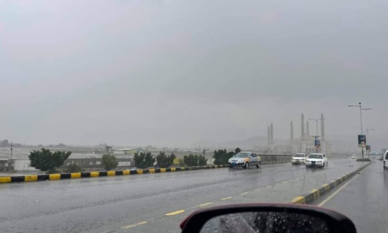 هذا ما يحدث الآن في سماء العاصمة صنعاء تزامناً مع غزارة هطول الأمطار