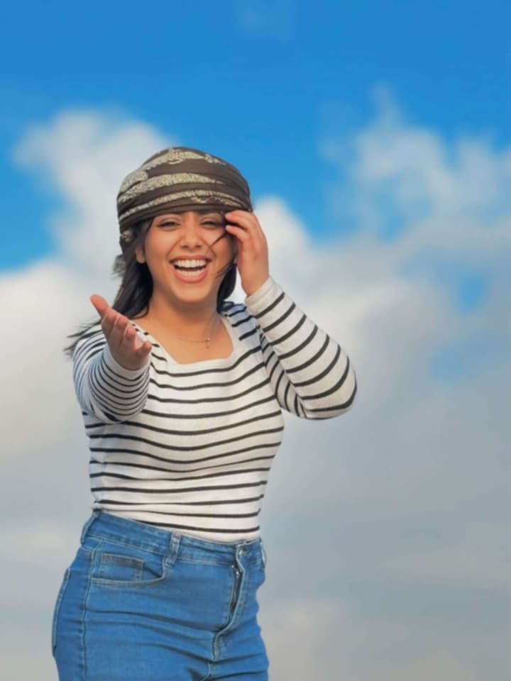 هديل مانغ تكسر صمتها وترد على الانتقادات الموجهة إليها