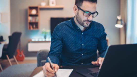 كيف تحصل على وظيفة دولية عن بُعد براتب بالدولار؟