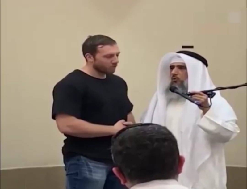 شاهد.. لحظة اعتناق شاب ألماني الإسلام داخل مسجد في الكويت
