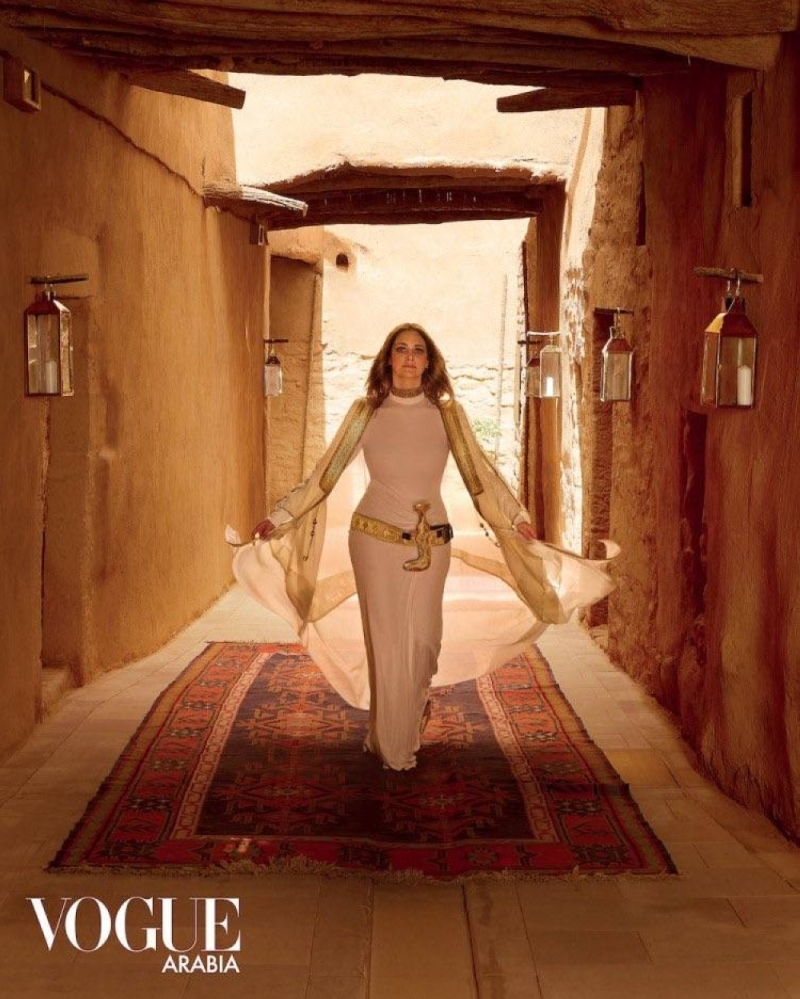 بالصور.. الأميرة الجوهرة بنت طلال تظهر على مجلة 